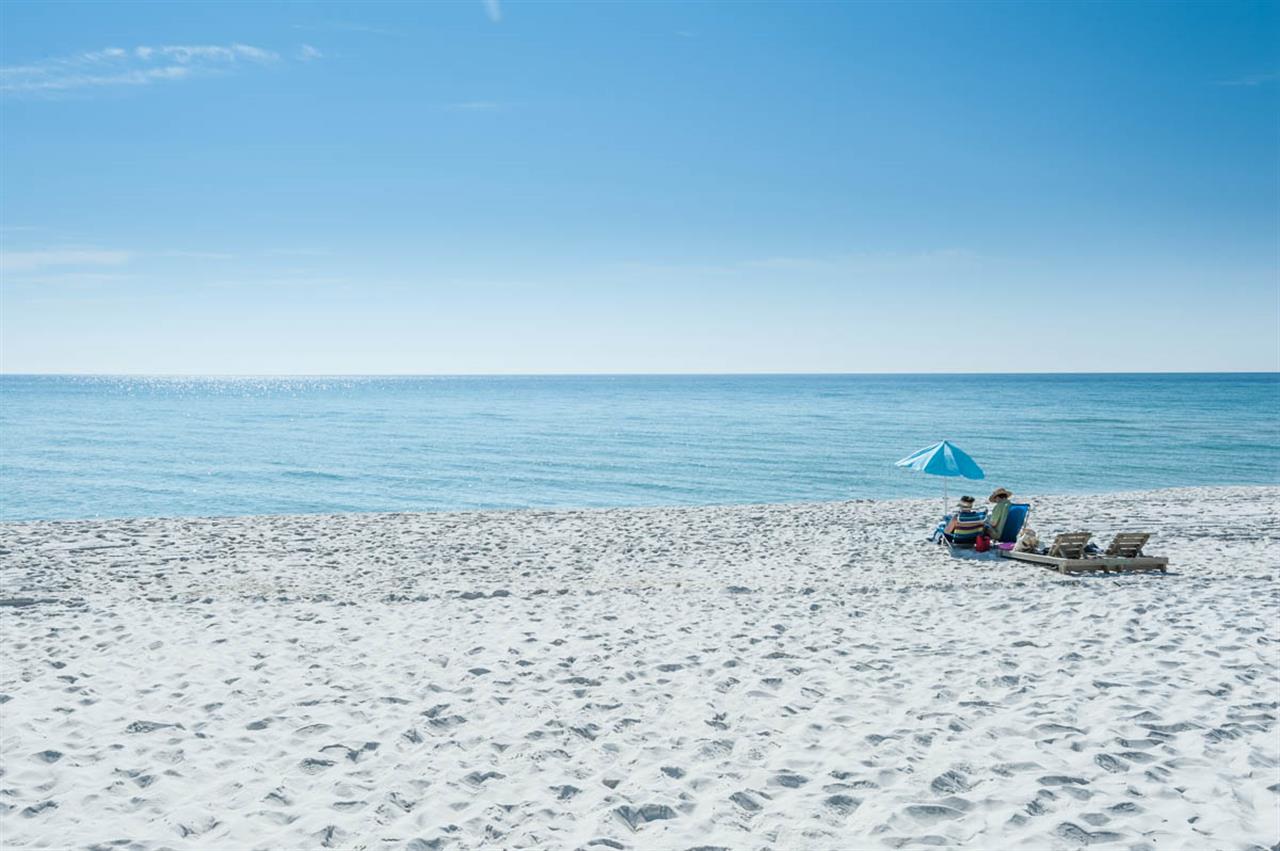 White sand and pristine waters on the Pensacola coast